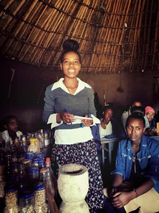 En ung kvinnelig leder i ungdomsklubb i Etiopia