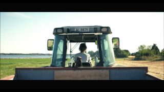 Norsk bonde Ingrid på traktor på aakeren