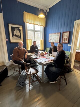 Knut Ola B. Storbråten og Mona Holm fra Kvinnemuseet, sammen med Ulf Flink og Silje Syvertsen fra Utviklingsfondet, i arbeid med de siste forberedelsene til utstillingen og åpningen av Harvest - Kvinner som brødfør verden.