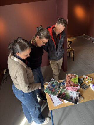 Anja Cecilie Solvik, Mona Holm og Ulf Flink ser nærmere på fotografiene som dokumenterer arbeidshverdagen til kvinnelige bønder i flere land.