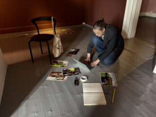 Under besøket på Kvinnemuseet arbeidet Utviklingsfondet med de siste forberedelsene til utstillingen, inkludert kuratering, plassering av bilder og utforming av tekstplakater.