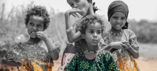 Barn poserer forran kamera i Somalia