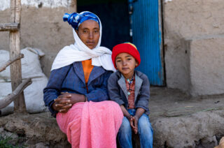 Asnakech Zeleke (24) er en av kvinnene som tidligere har fått opplæring i å lage vedbesparende ovner. Sammen med ni andre kvinner lager og selger hun rentbrennende ovner. Det har gitt henne og sønnen en ekstra inntektskilde som de kan bruke til å kjøpe såfrø, jordbruksutstyr og gjødsel.
