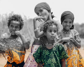 Barn poserer forran kamera i Somalia