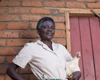 Gaver med mening Malawi_bonde_med_høne
