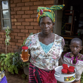 Familie i Malawi viser stolt frem matvarer