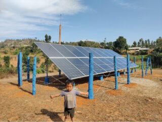 Vannpumpe drevet av solceller i Nepal