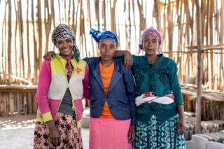 Tre blide kvinner som er med i Utviklingsfondets prosjekter i Etiopia.