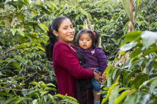 En kaffebonde med barn i Guatemala