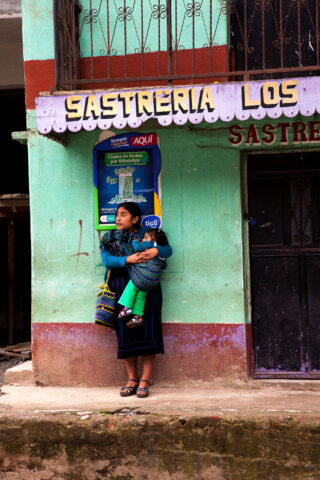 Kvinne og barn i Guatemala