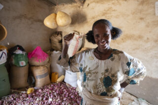 Kvinne i Etiopia bidrar til å styrke lokalsamfunnet