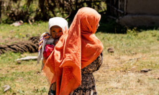 Mulunush med barnet sitt i Etiopia
