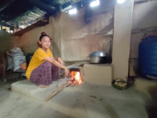 Kvinne lager mat på rentbrennende ovn