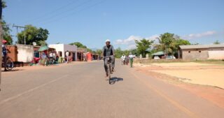 Småbønden Shadrik sykler i Malawi